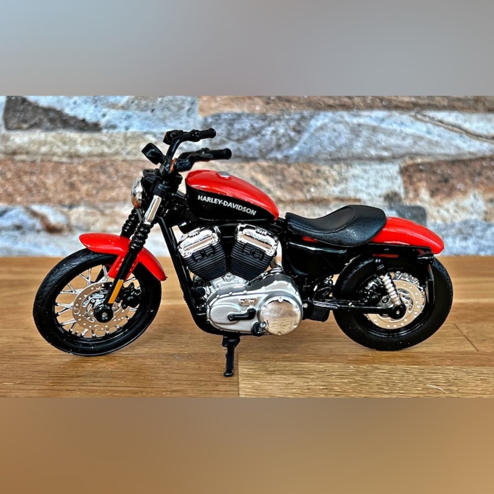 Maisto Harley-Davidson XL 1200N Nightster motorcycle 1:18 die-cast model 2007